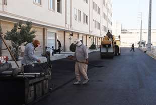 آغاز عملیات قیرپاشی و آسفالت خیابان‌های شهید علی‌اصغر پرنیان برای تسهیل تردد و ارتقای سیمای شهری لار