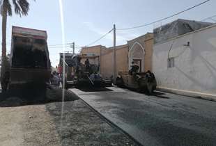 بهسازی معابر در لار؛ اجرای عملیات آسفالت در حاشیه شرقی خیابان مدرس جنوبی